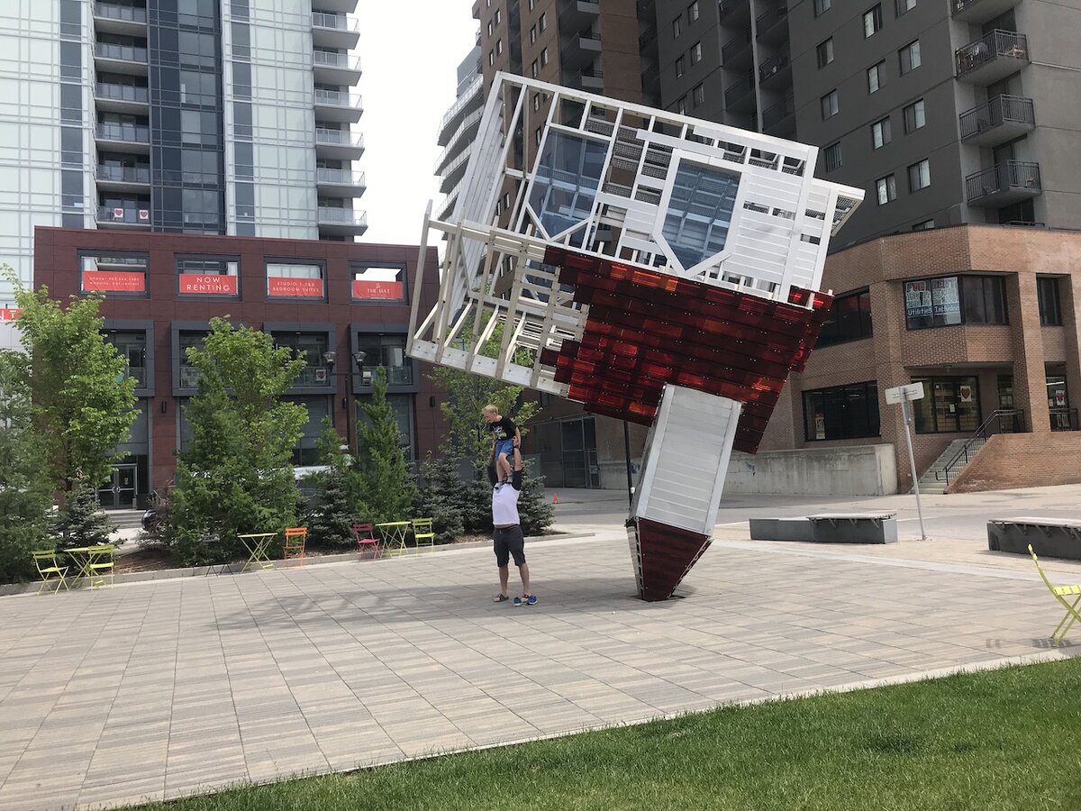 Домик вверх ногами даёт понять, что и у них строят через ...дымоход