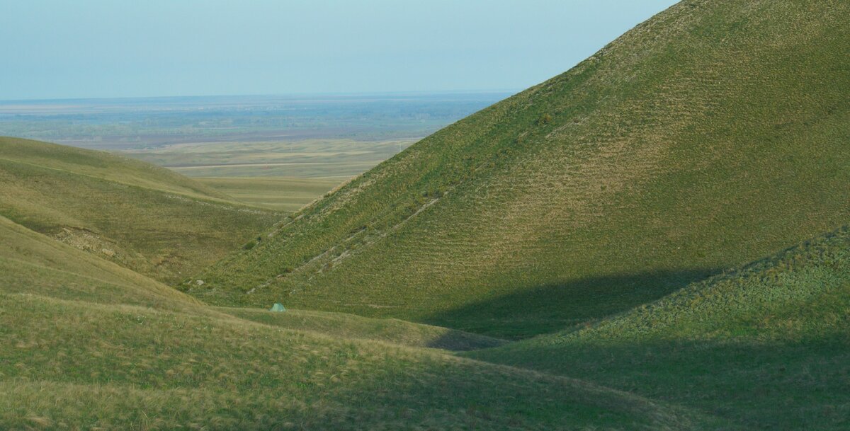 Наша палатка совсем миниатюрная на фоне величественных холмов