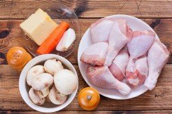 ШАГ 1:
Подготовить указанные ингредиенты для приготовления фаршированных куриных ножек. Фаршировать будем куриные голени. Начинка с шампиньонами, я беру свежие, но можно использовать и замороженные. Сыр любой, какой нравится или какой есть дома. Лук и морковь маленькие (морковь по желанию). Растительное масло для обжарки грибов с овощами. Подготовить форму для запекания в духовке.