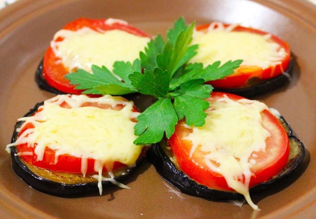 Вкусная закуска баклажаны по-итальянски.
