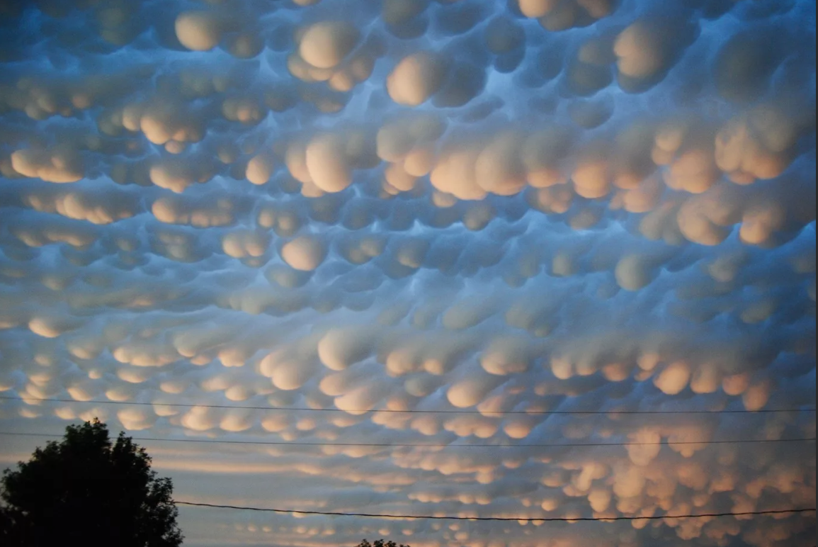 Сколько облаков на небе. Кучево дождевые вымеобразные. Cumulonimbus Mammatus. Облака асператус в России. Облака Mammatus.