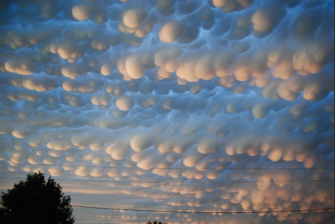 Кучево дождевые вымеобразные. Cumulonimbus Mammatus. Облака асператус в России. Облака Mammatus.