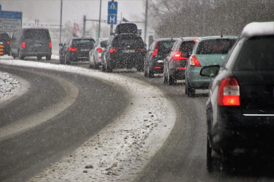 пробка, фото https://cdn.pixabay.com/photo/2019/01/06/01/21/transport-3916275_960_720.jpg