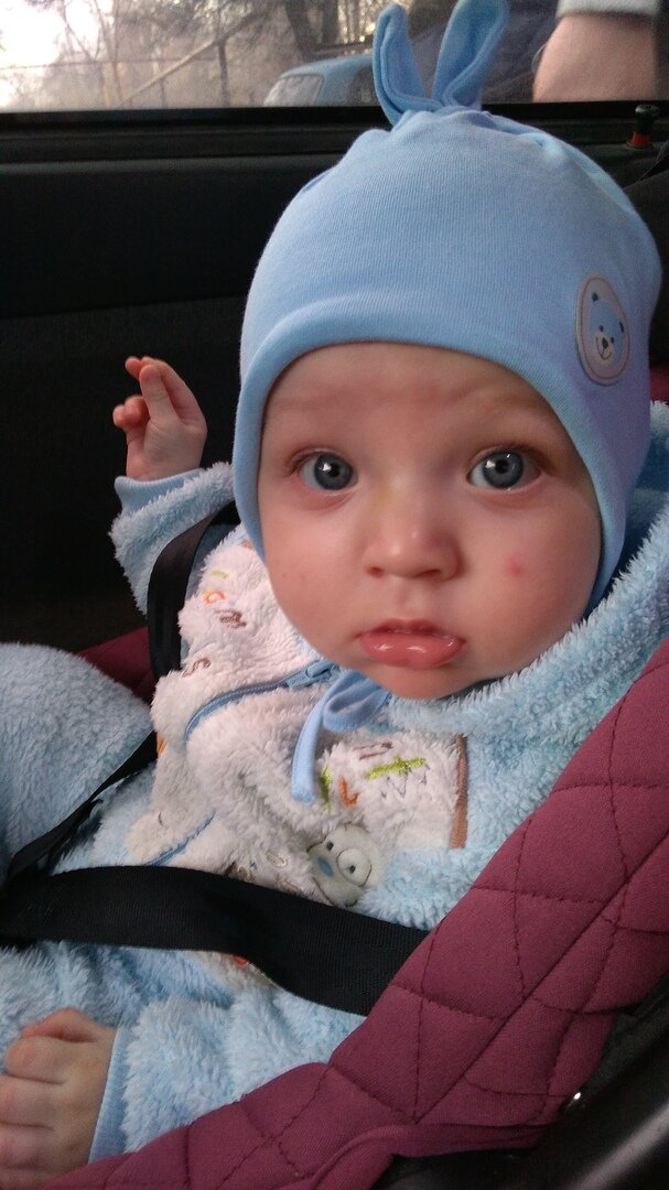 В кресле авто люльке