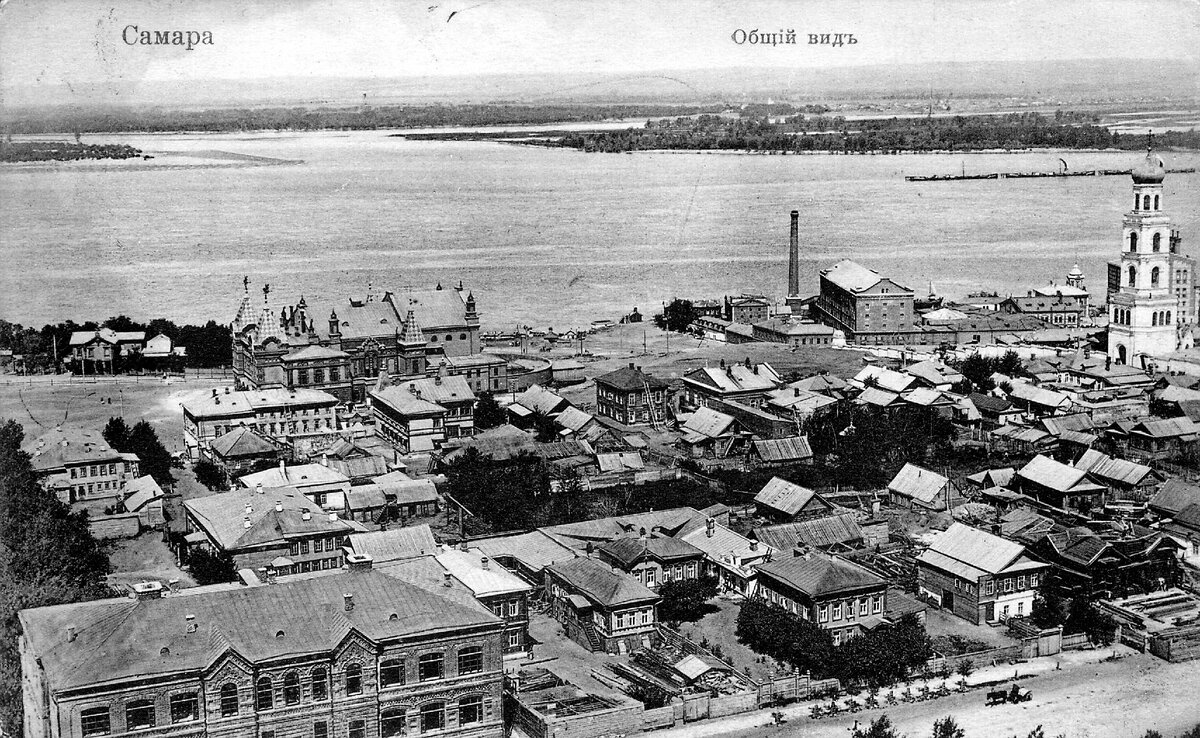 Фото на городской театр (на заднем плане с башенками), за которым (справа) - неоформленный спуск к Волге