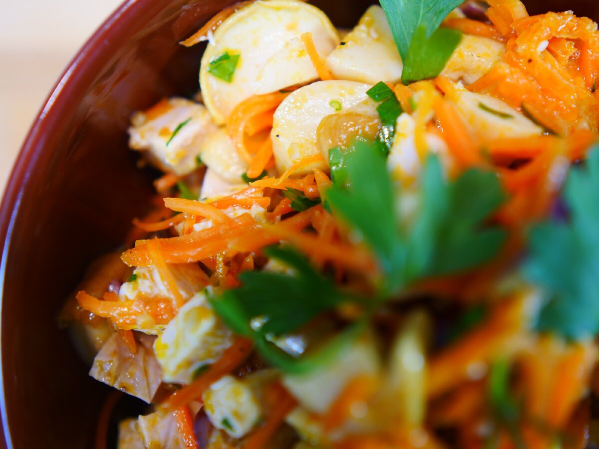 Корейская морковь курица шампиньоны. Салат с морковкой обжаренной. Салат из корейской моркови и грибов. Салат с ананасом и корейской морковкой. Салат из курицы грибов и морковки.