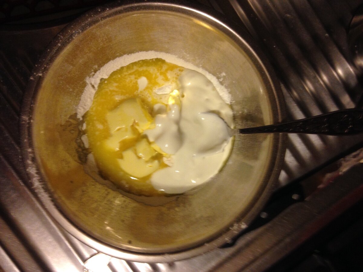 Замешиваю тесто сперва ложкой, потом руками.