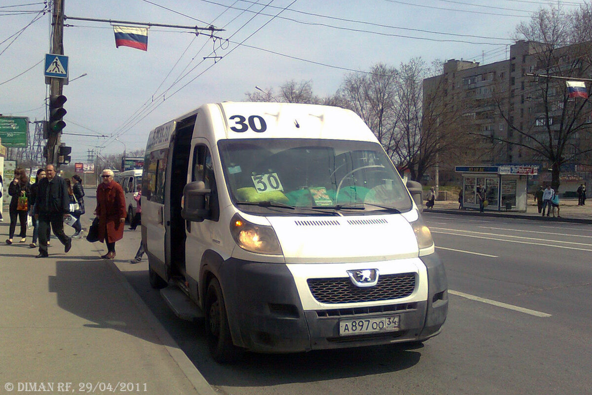 Peugeot-Boxer маршрута № 30 на конечной остановке Спартановка (улица Грамши)