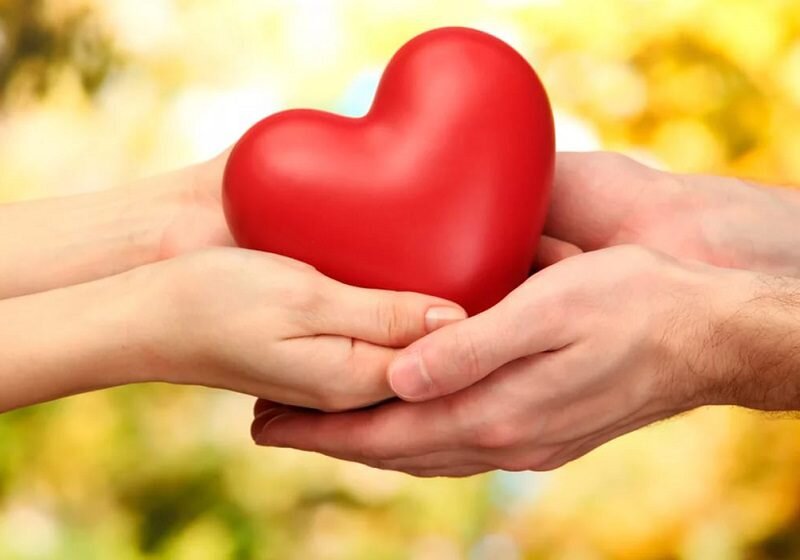 Всем знакомое сердечко передают из рук в руки. Фото из открытых источников