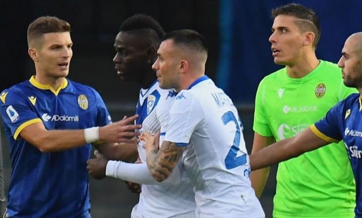 Балотелли уходит с поля после расистских выкрикиваний в матче с Вероной 