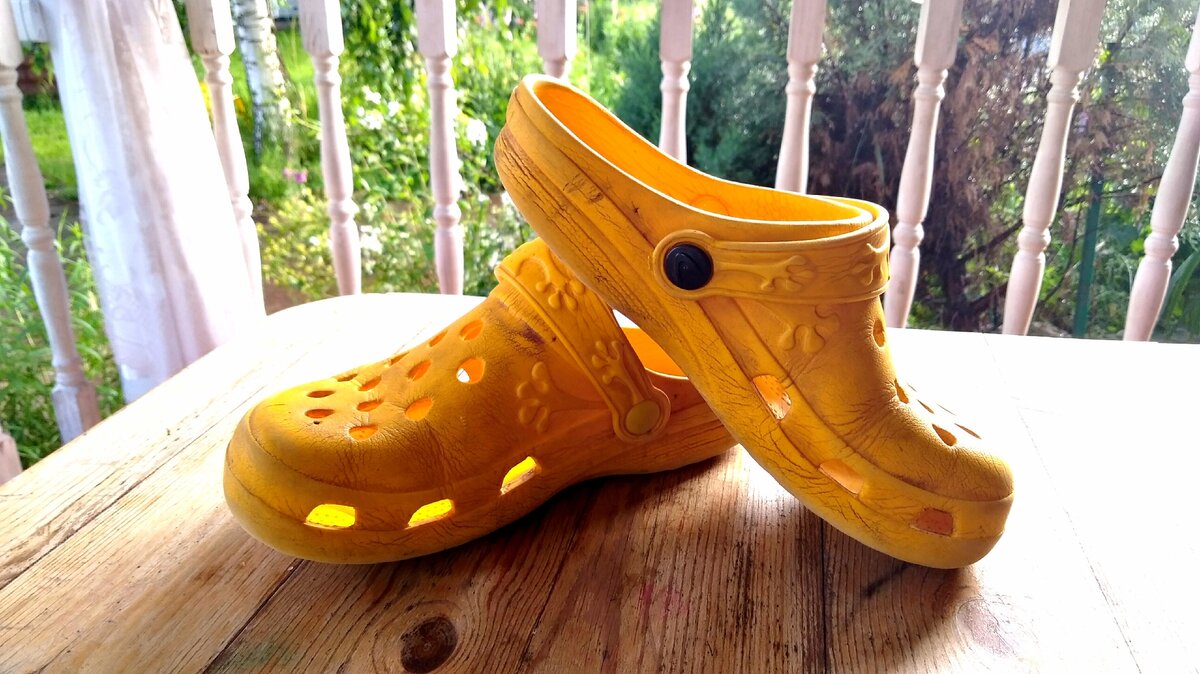 Починила дочкины тапки. До конца сезона хватит. Заклёпку можно подкрасить в цвет акриловой краской.