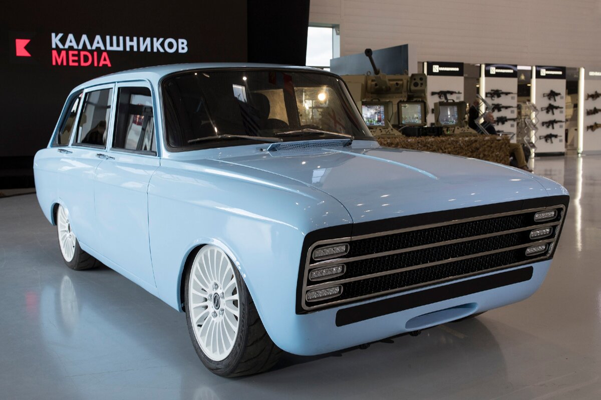 Первая версия концепт-кара выполнена на базе ретрокузова «ИЖ-Комби»