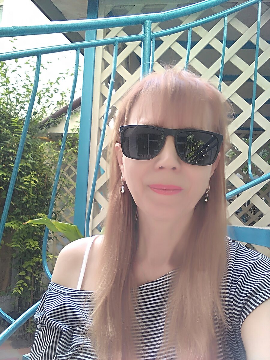 "Сошедшая с небес  в понимании смысла, своим предначертанием оставляя след. В вдохновении ярком мне известны имена, надеты маски на их лица. К чему для них слова. Безупречный вид и покинутая душа. Сегодня ты признан, просматривая лица. Пустая трата сил, с горы слетишь однажды. И загорятся мои слова, лишь голова слетит с плеча. Засияет и погаснет, теперь не твоя звезда."  (от автора)