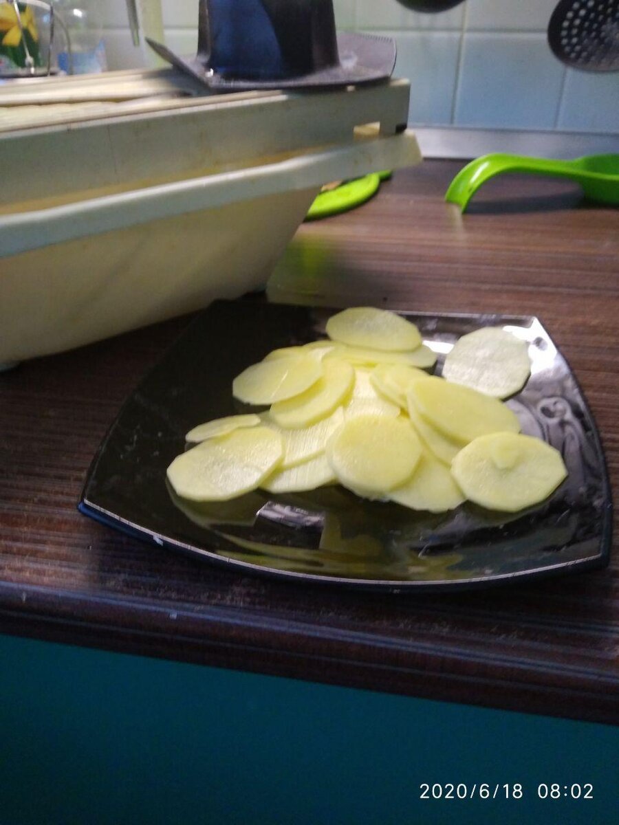 С помощью терки можно нарезать картофель очень быстро при совершенно одинаковой толщине.