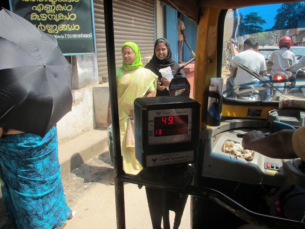 Девушки мусульманки на улице г. Тируванантапурам (Керала). Индия, 2012г.