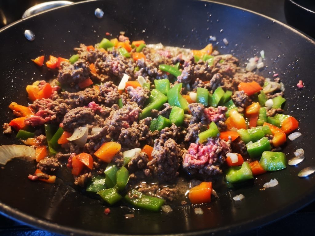 Жарим говядину и перец