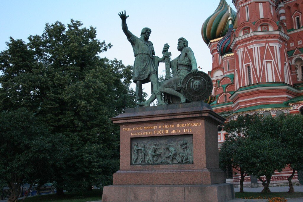 Памятник Минину и Пожарскому в Москве на Красной площади, возле собора  Покрова Пресвятой Богородицы. Источник