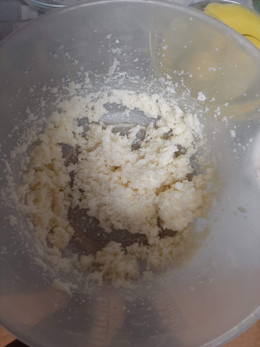 Масло комнатной температуры растереть с сахаром. 
