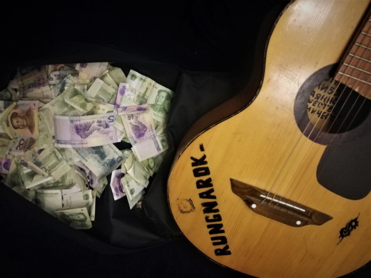 Заработок на улицах Пекина. Считается незаконным, но наказывается не строго.