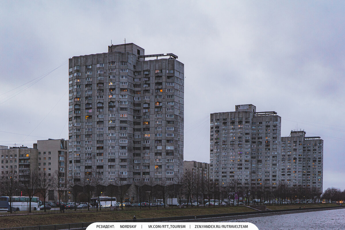 Дома на курьих ножках в москве