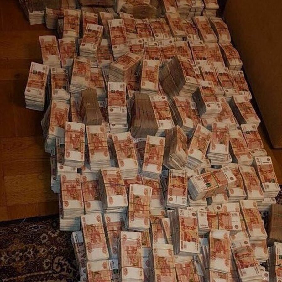 гора денег рублей