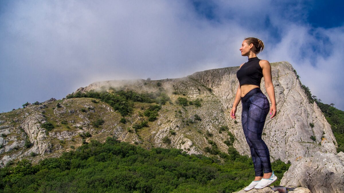Спортивная девушка на фоне крымских гор