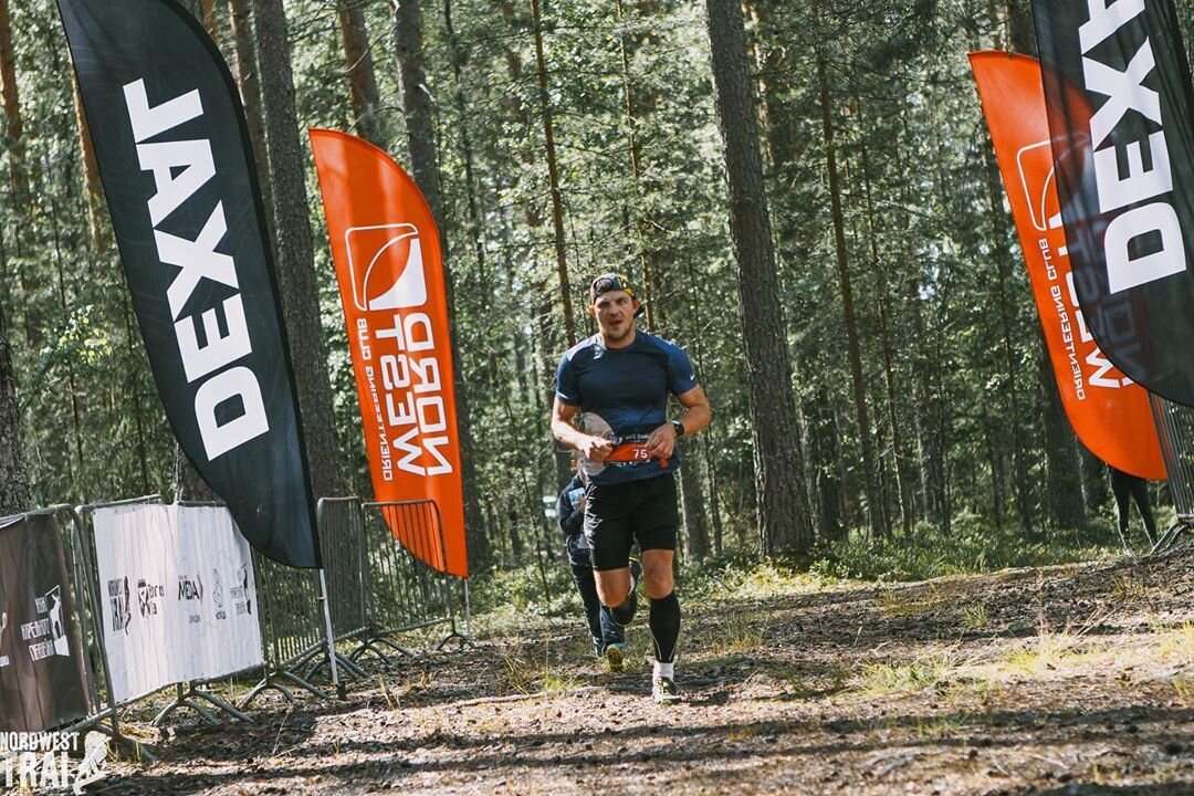 Николай Котенков, создатель и руководитель компании «РосКедр» участвует в спортивной гонке.