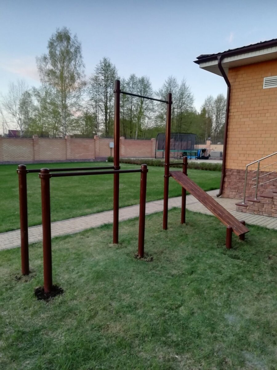 1. Приехала партия "кривых" хомутов и, разумеется, именно они уехали на объект без проверки. Криво проточенный хомут + кривой прокат + порошковая краска добавила толщины = хомут не лезет. Точнее лезет. Только длины болтов для затяжки не хватает.