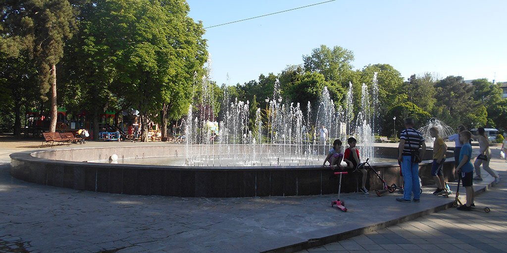 Фонтаны в парке Тренева в центре Симферополя