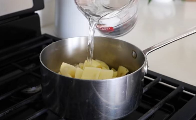 Картофель нарезать небольшими ломтиками, поместить в кастрюлю и залить холодной водой. Варить 15 - 20 мин