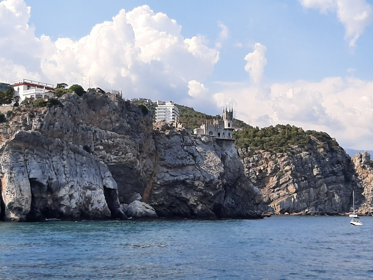 Ластчкино гнездо со стороны моря