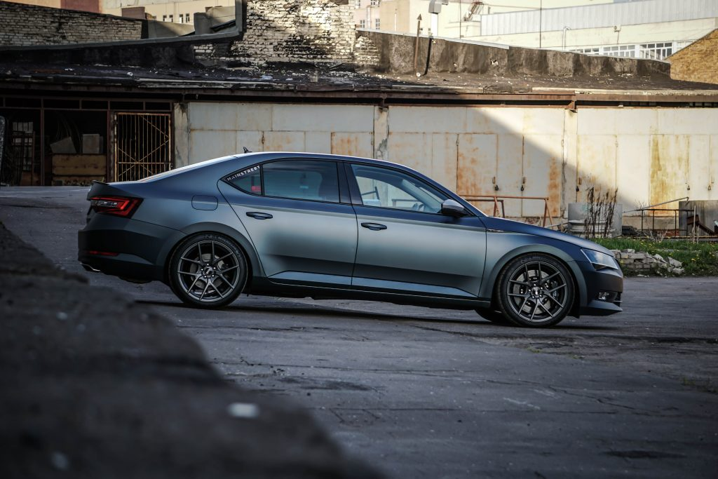 Путь был долгим и тернистым. Сразу же после приобретения я перешил салон. Изначально я намеренно заказал автомобиль со светлым салоном из ткани, чтобы перешить в вариант кожа плюс алькантара. Я большой визуал и мне нравится, чтобы все выглядело гармонично. Светлый салон – моя страсть. Затем поставил другие колеса, поменял родную подвеску на пружины Eibach Pro Kit + стойки Bilstein B8. 
