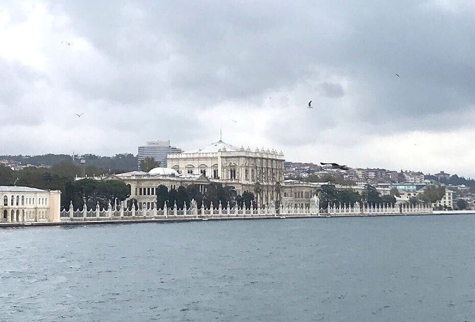 Водная прогулка по проливу Босфор позволит увидеть городские пейзажи побережья Стамбула. Фото автора