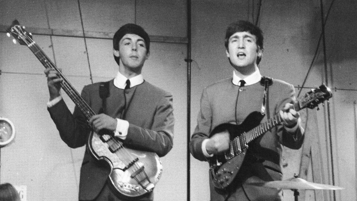 Пол Маккартни (слева) и Джон Леннон в составе "The Beatles"