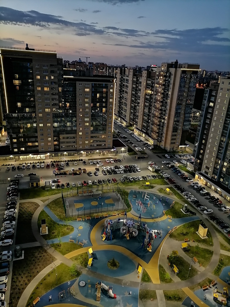 ЖК Ньютон, вид из окна во двор, вечером 
