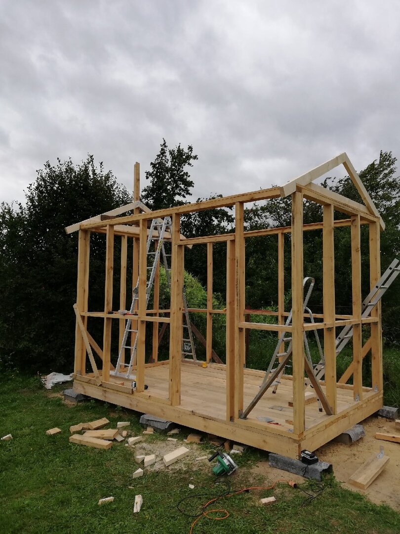 Важно натянуть шнурку, чтобы конек был ровным