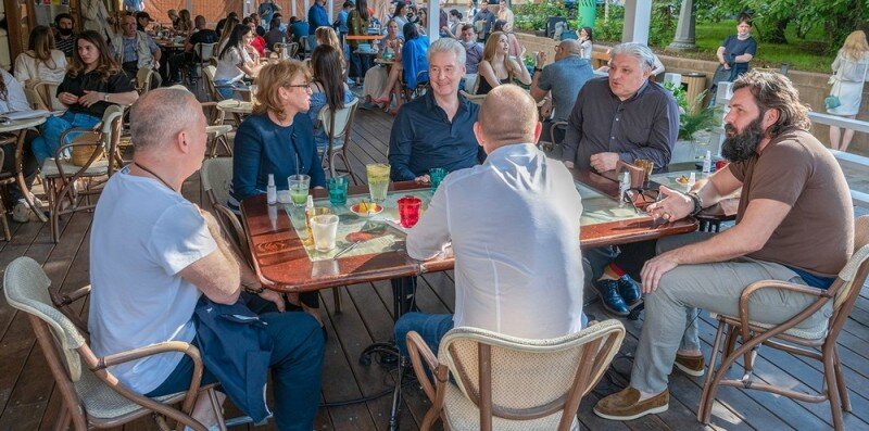 Собянин в кафе. Где маска? Где социальная дистанция? Это только ему можно или все-таки карантин и ЭПИДЕМИЯ закончились? Фото из открытых источников