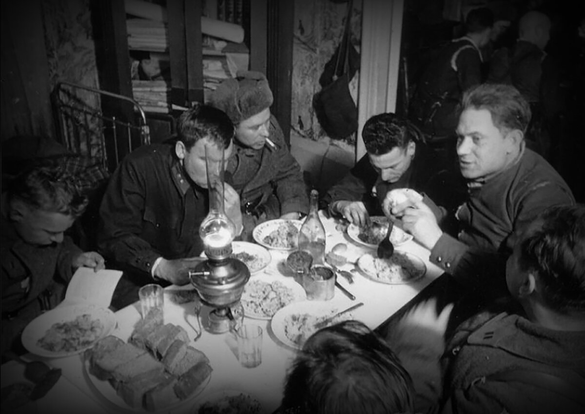 Обед командования 8 гв. стр. дивизии. Крюково, декабрь 1941 г.