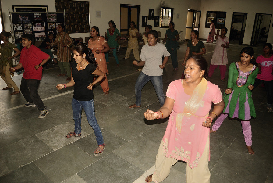 На занятии по самообороне для женщин. Фото: Azad Foundation