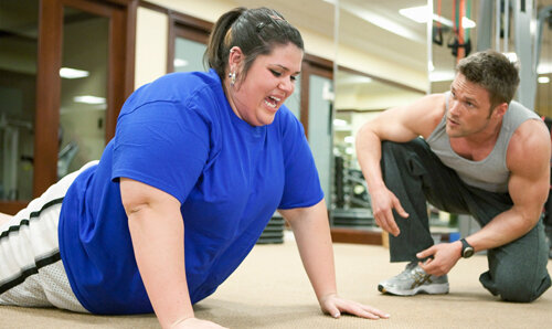 1. Работа с собственным весом.  Если у вас имеется несколько лишних килограммов, то в этом есть и свой  плюс в плане тренировок. Сейчас вам не нужно работать с тяжелыми весами,  так как все необходимое у вас уже имеется (в хорошем смысле слова!).  Чем больше масса тела, тем сложнее тренироваться, а это как раз то, что  необходимо для ускорения жиросжигания. Полные люди худеют очень быстро  (если соблюдать режим питания и занятий спортом). Человек с избыточным  весом без труда может скинуть 10 кг за неделю, поэтому сейчас вам нужно  работать с собственным весом (выполняйте приседы, старайтесь отжиматься, выполняйте упражнения с гантелями и т. п.).