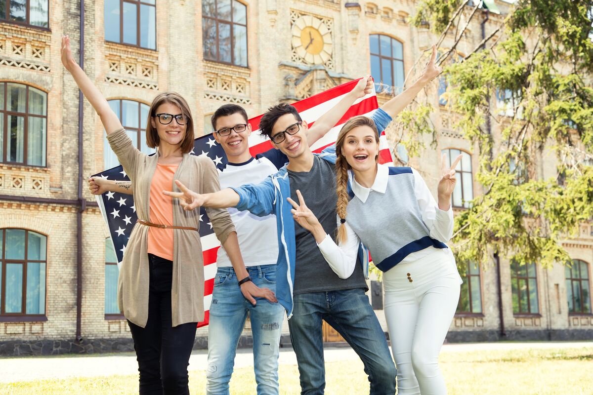Студенты Америки. Учеба за границей. Молодежь Англии. Англичане студенты. Группа иностранных студентов