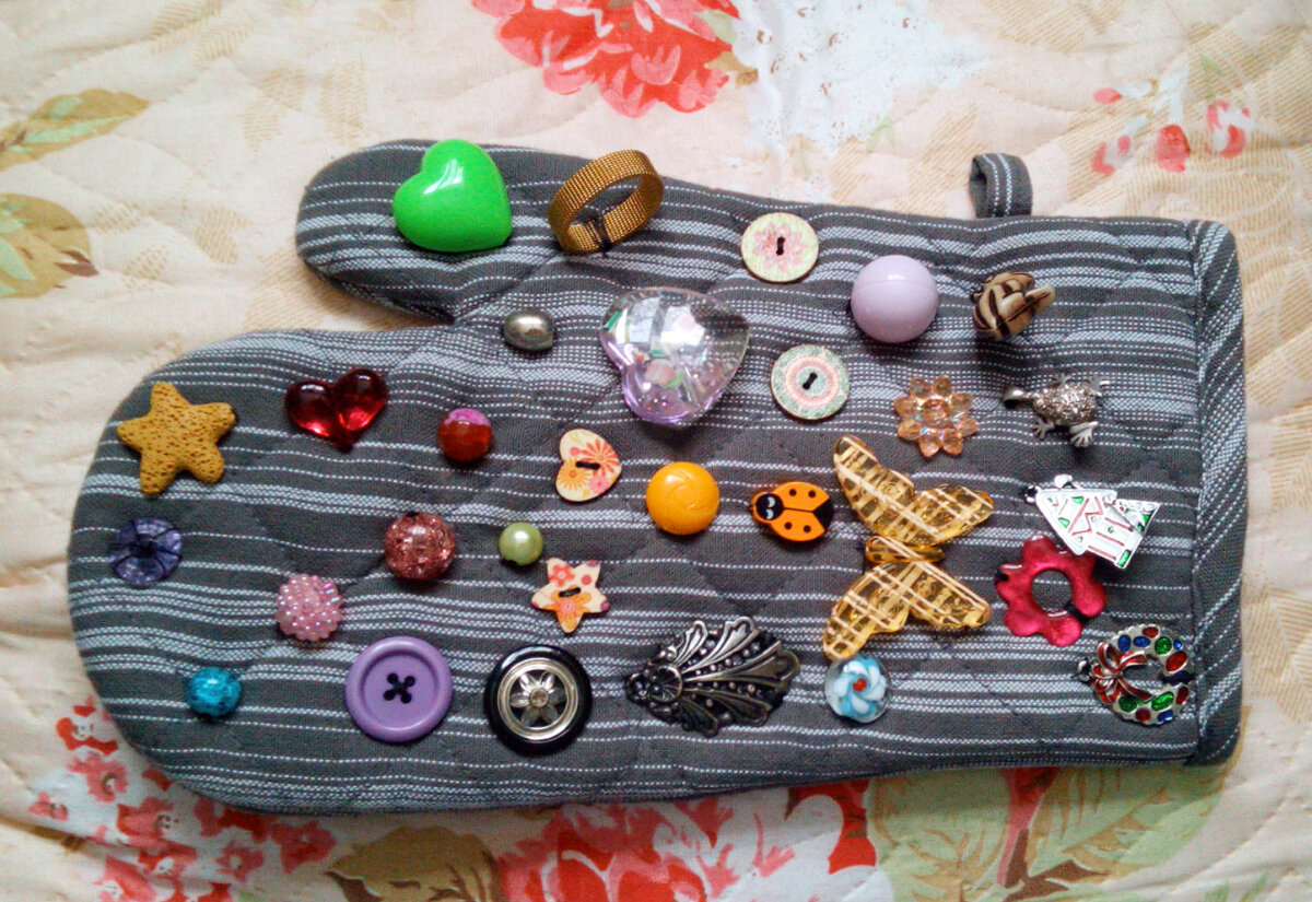 Тактильная варежка, сделанная из новой прихватки. Все элементы пришиты. Насте больше всего нравится пуговка-сердечко (большое прозрачное).