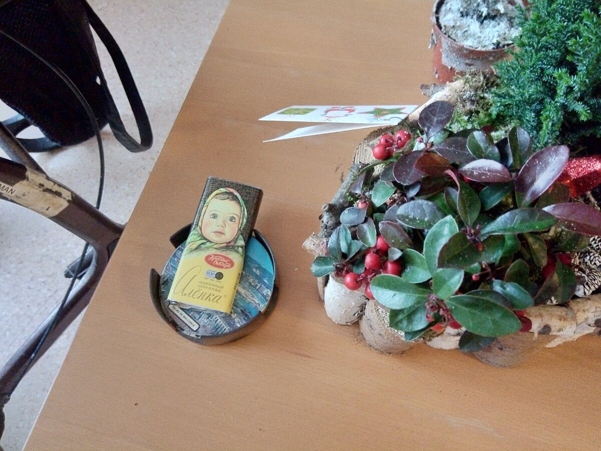 На столе у бабушки  подарки лежали и среди них шоколадка Аленка. Спросила кто это принес, она не помнит, подарков много. Очень интересно, если учесть, что из русских в ее окружении-только я. 