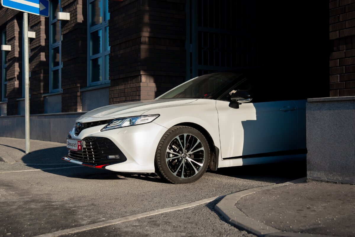 2020 Toyota Camry TRD: ультрасовременный седан для любителей скорости