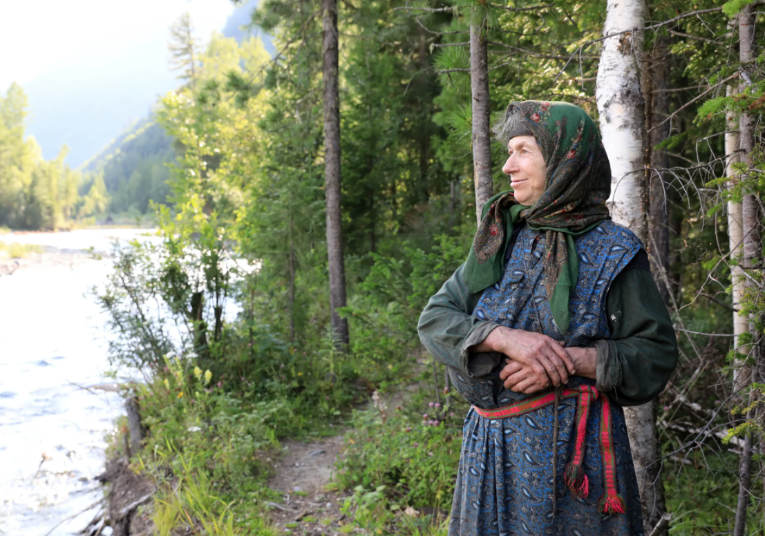 Сколько лет агафье лыковой. Агафья Лыкова. Отшельница Агафья Лыкова. Бабушка отшельница Агафья Лыкова. Староверка Агафья Лыкова.