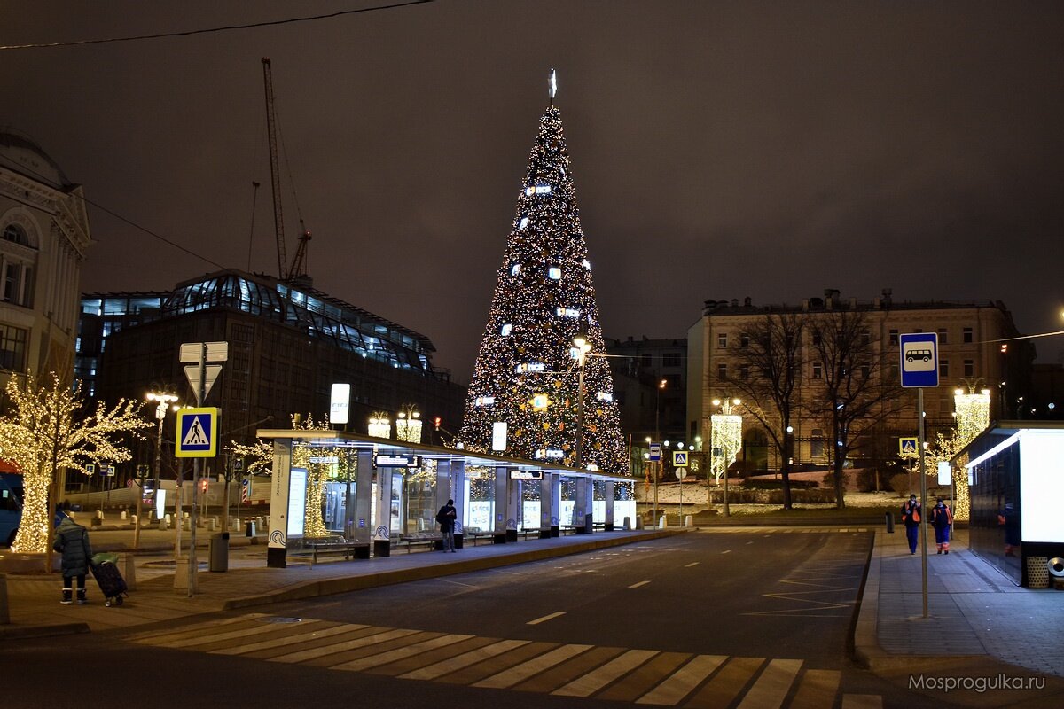 Рекламная ёлка у метро "Китай-город"