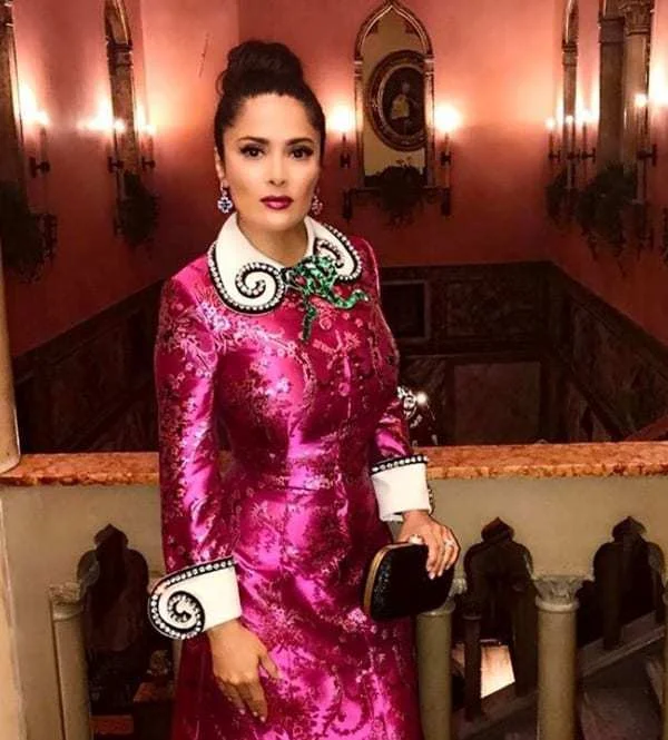 Кара делевинь фото. Растрепанные длинные волосы. Прически с нарощенными волосами. Выглядели небрежно. Выглядели небрежно.