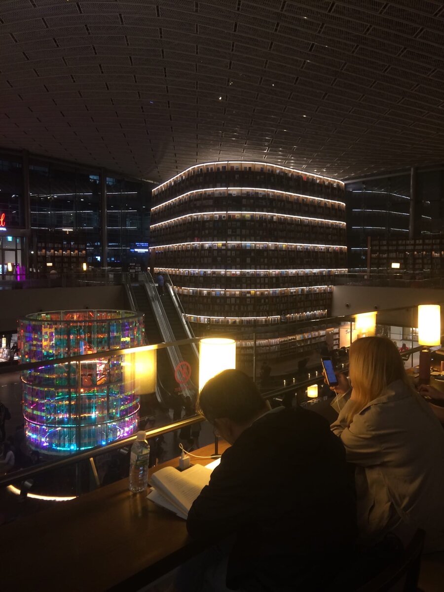 В этом же районе самая атмосферная библиотека города Gangnam-gu Starfield COEX Mall