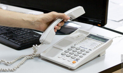 В аварийно-диспетчерскую службу. Телефонные номера есть в квитанции на оплату коммунальных услуг. Здесь потребителю должны сообщить причину и планируемые сроки возобновления подачи воды.