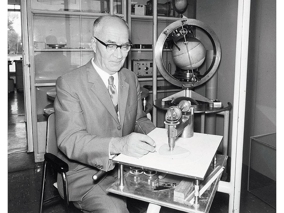 Все началось с этого человека - Феликса Генриха Ванкеля. Это немецкий гениальный инженер, который с 20го года при поддержке BMW проектировал роторную конструкцию авиационного двигателя. А закончил ее экспериментальным образцом лишь в 1957 при поддержке компании NSU.